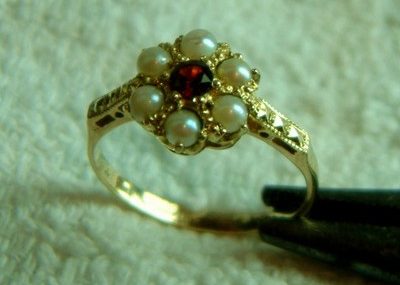 ANTIQUE 15CT GOLD GARNET AND SPLIT SEEDPEARL CLUSTER RING.