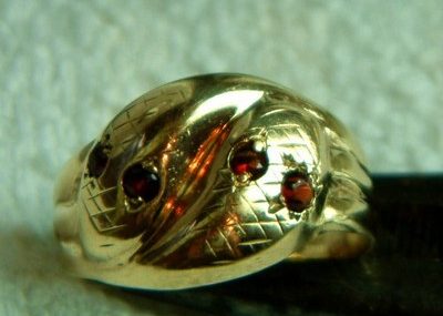 ANTIQUE 15CT GOLD GARNET EYED SNAKE RING.