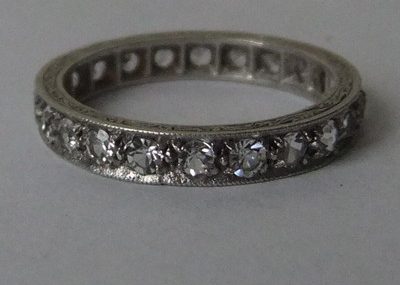 Fine antique Spinale gold full eternity ring.